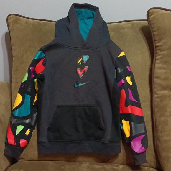 Nike boys multi color hoodie has patches that feel like leather. - Picture 10 of 17